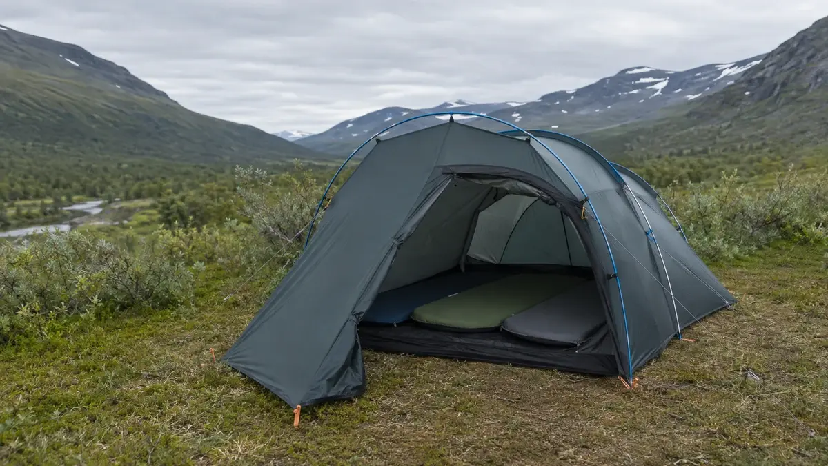 Tremannstelt med tre liggeunderlag i en norsk fjelldal