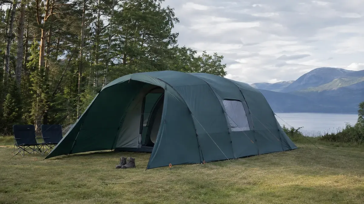 Romslig familietelt ved en rolig norsk skogscamp