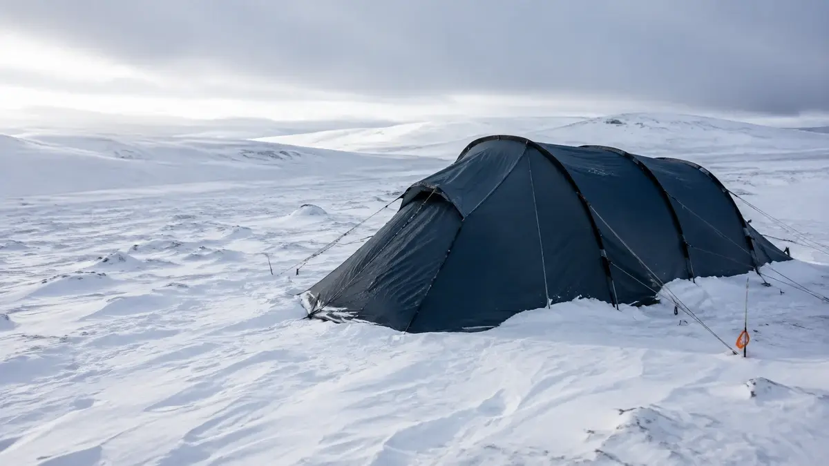 Firesesongstelt godt bardunert på en snødekt fjellvidde