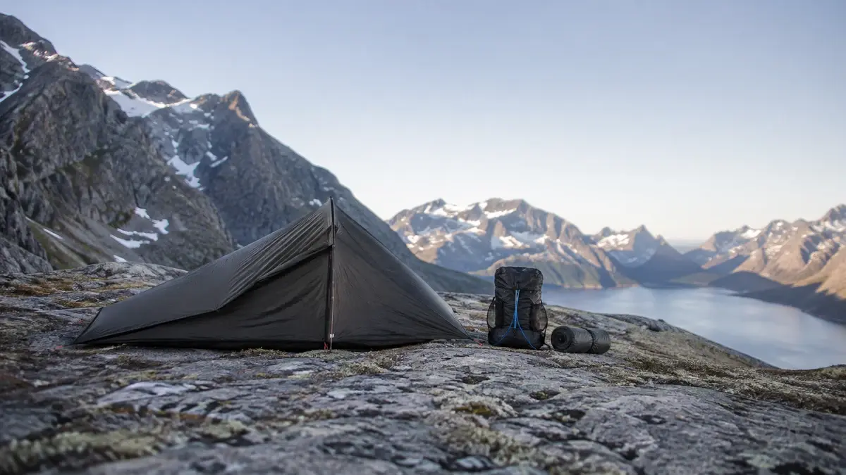 Lavt ultralett telt med kompakt sekk på en fjellhylle